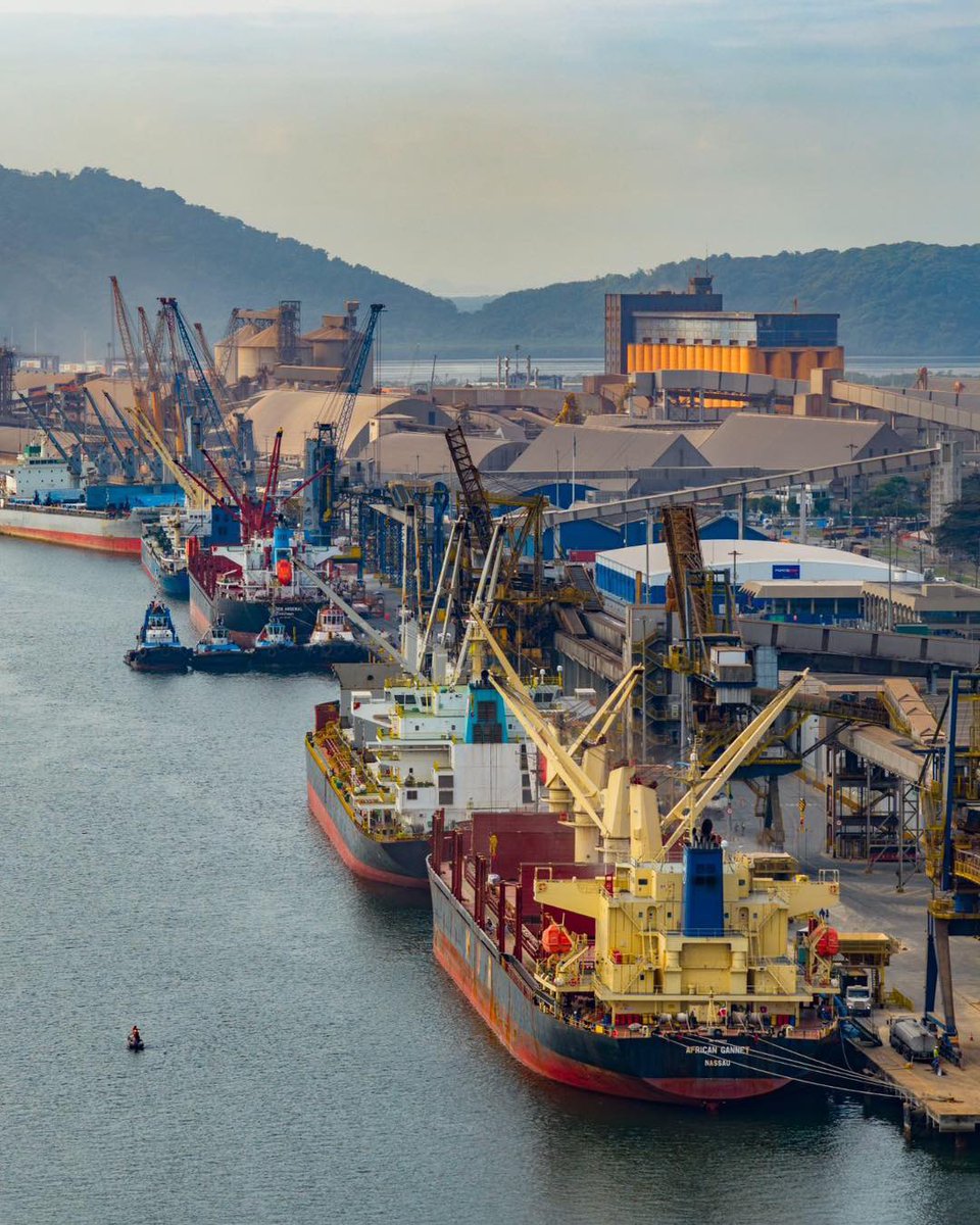 #BomDiaDoRafaelGreca Sobrevoamos de drone o berço do Porto de Paranaguá, com seus 5 km de cais — hoje, o porto mais eficiente e sustentável do Brasil. Estamos atingindo a marca de 70 milhões de toneladas embarcadas em um único ano.
#PortoDoAgroNegócio #PortaDos7Mares