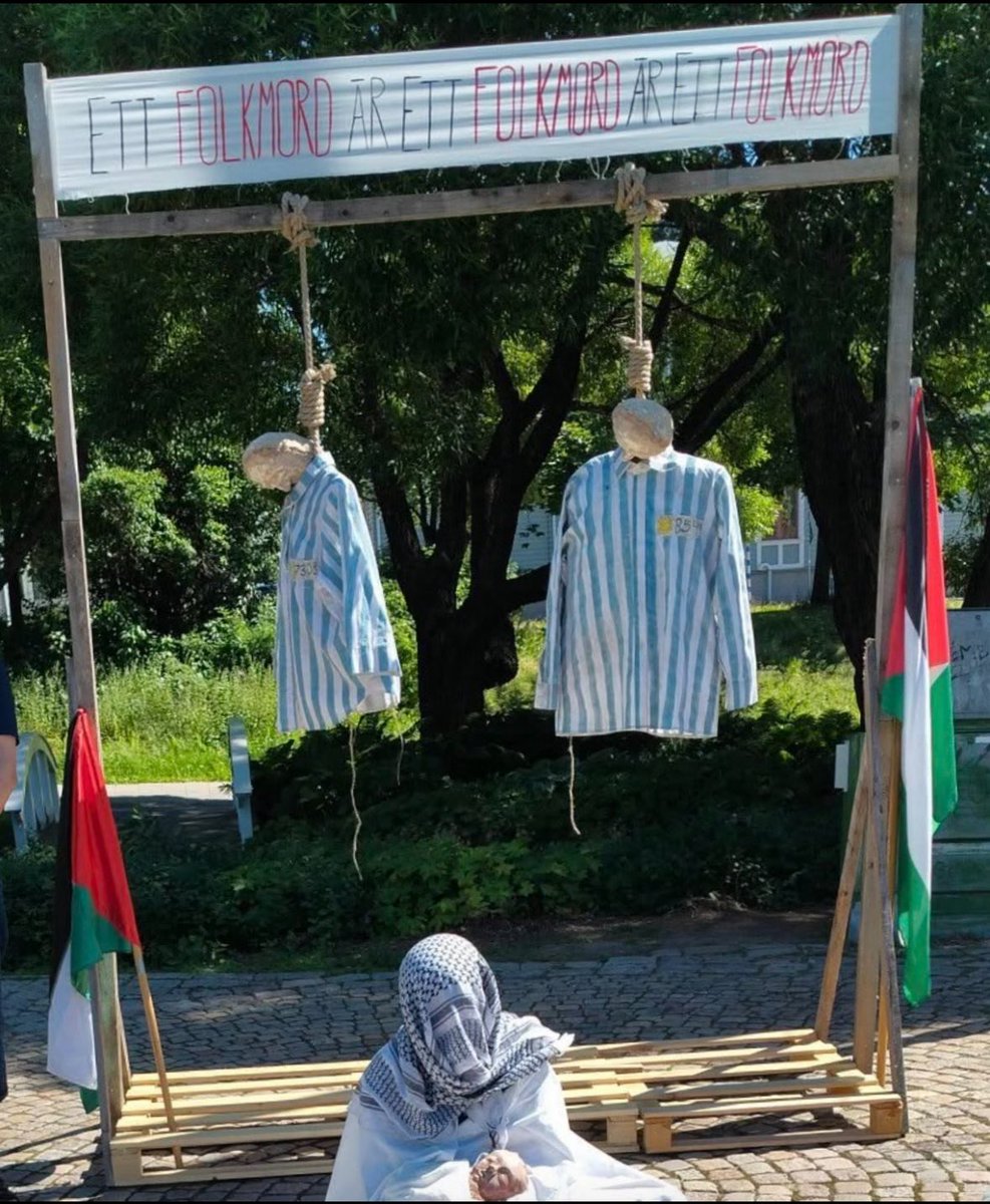 zivnk's tweet image. Hanging dolls in Umeå in striped uniforms with yellow Stars of David is not “solidarity.”
It is a grotesque exploitation of the Holocaust and a chilling act of anti-Semitism.
When pro-Palestinian demonstrators hijack the memory of the Shoah to vilify Jews today, they cross every…