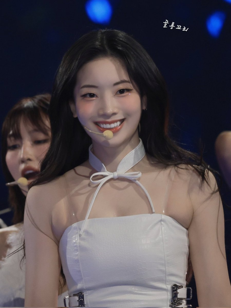 HOW IS IT EVEN POSSIBLE TO BE THIS PRETTY SHE CANT BE REAL