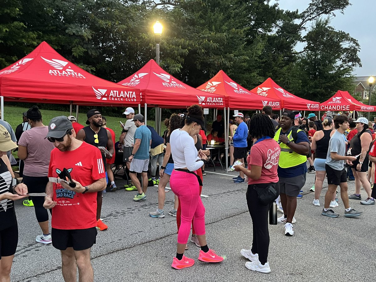 DecaturBulldogs's tweet image. We know summer break is winding down when @ATLtrackclub is here for the Decatur-DeKalb 5K! 

Proud to help host another great event that starts and ends at Decatur High School. Huge crowd, great energy, and an awesome morning of community running! #DecaturDeKalb5K #GoBulldogs