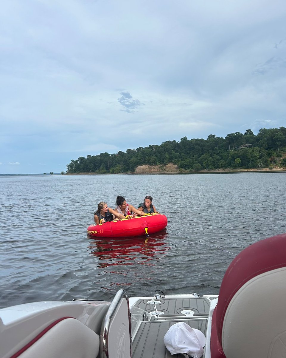 Plans made it out of the group chat ☀️

#AxeEm
