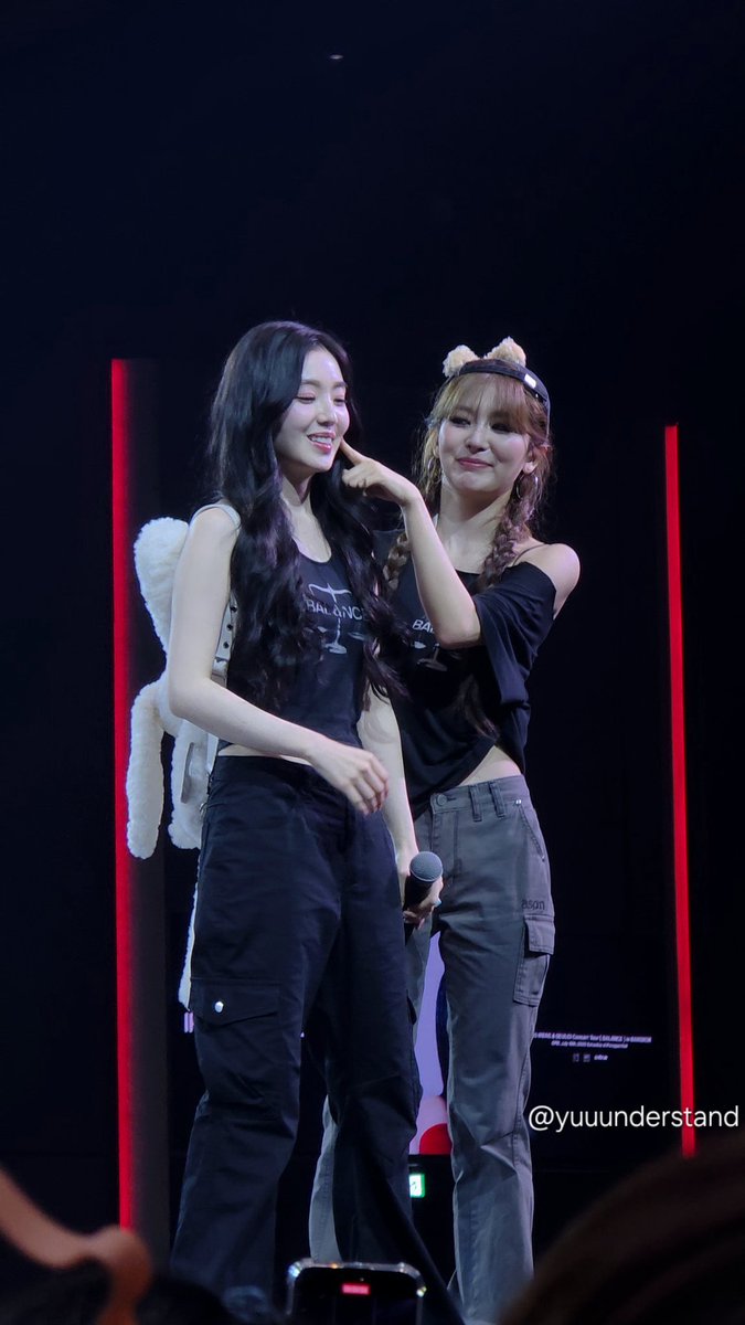 yuuunderstand's tweet photo. 👉🏻😊                                                 😆👈🏻
#RedVelvet_IRENE_SEULGI_BALANCE_BKK https://t.co/MaEyK2wItW