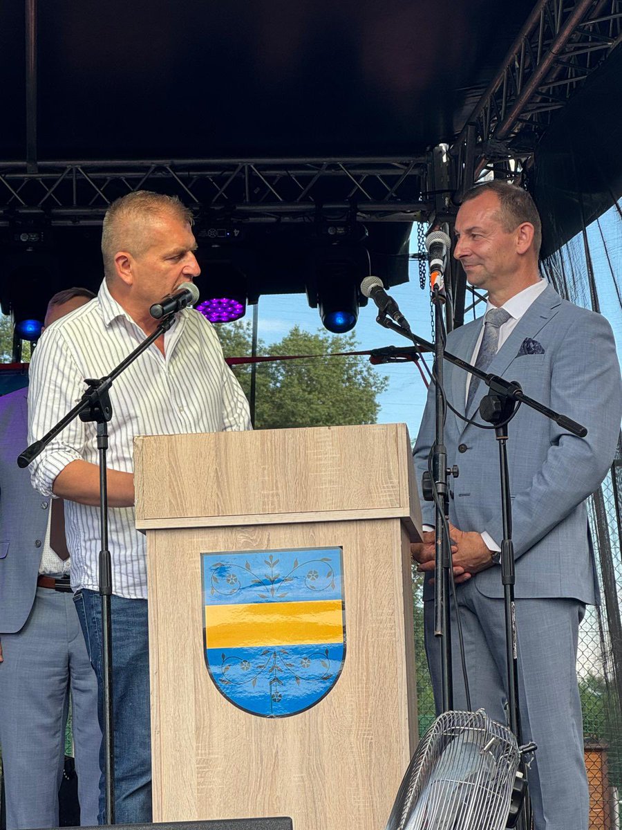 Arlukowicz's tweet image. Piękna pogoda. Mnóstwo ludzi. Wielka impreza „Lato z węgorzem” w #Węgorzyno🙂 W związku z tym, że w PE zajmuję się też rybami wizyta potrzebna! Krzysztof, panie Burmistrzu dzięki za zaproszenie! Do szybkiego kolejnego zobaczenia!🙂