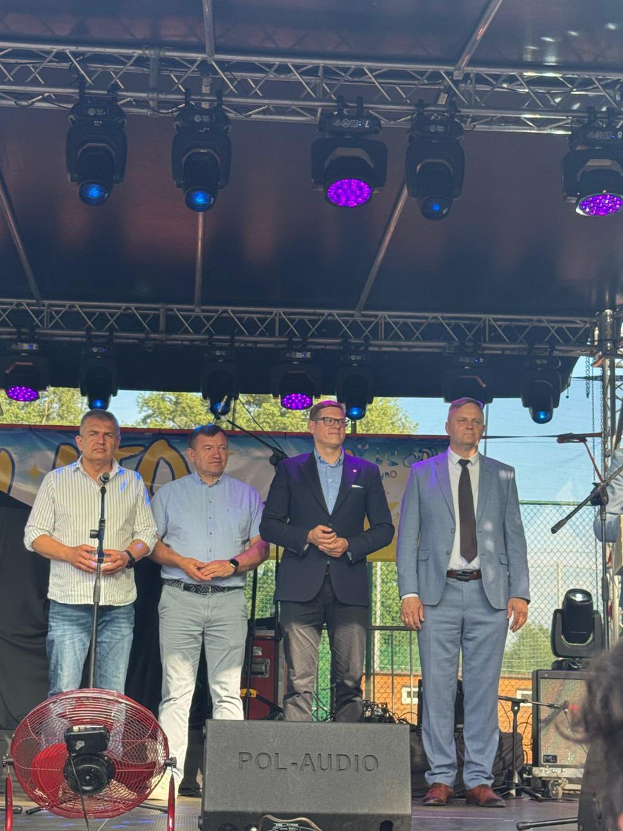 Arlukowicz's tweet image. Piękna pogoda. Mnóstwo ludzi. Wielka impreza „Lato z węgorzem” w #Węgorzyno🙂 W związku z tym, że w PE zajmuję się też rybami wizyta potrzebna! Krzysztof, panie Burmistrzu dzięki za zaproszenie! Do szybkiego kolejnego zobaczenia!🙂