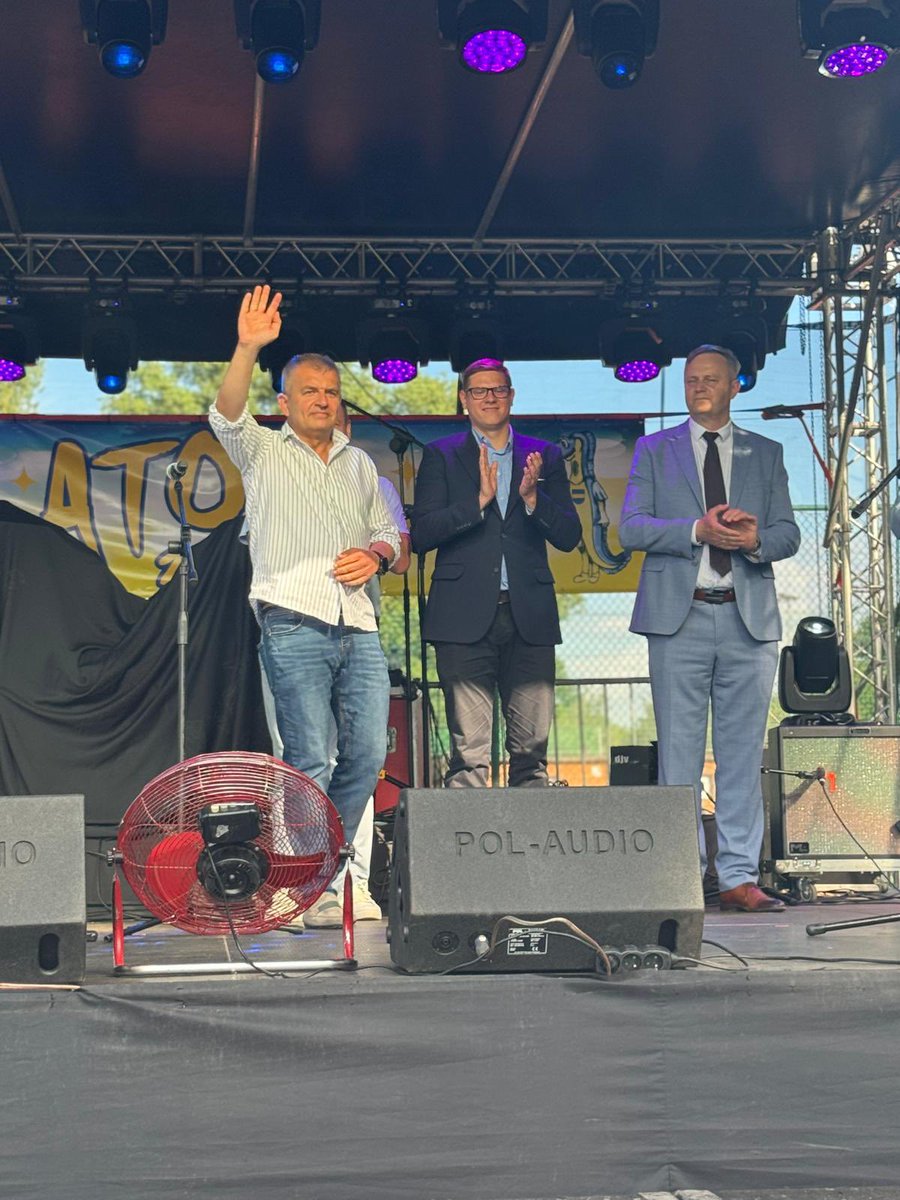 Arlukowicz's tweet image. Piękna pogoda. Mnóstwo ludzi. Wielka impreza „Lato z węgorzem” w #Węgorzyno🙂 W związku z tym, że w PE zajmuję się też rybami wizyta potrzebna! Krzysztof, panie Burmistrzu dzięki za zaproszenie! Do szybkiego kolejnego zobaczenia!🙂