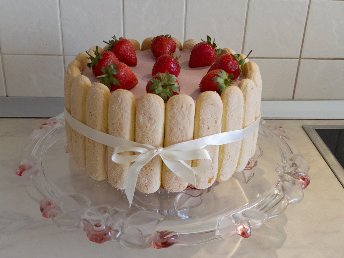 lemonbakes's tweet photo. charlotte cake for my bd <3 https://t.co/rPUBVEbtaO