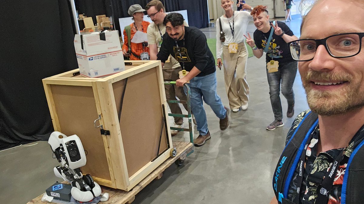 madewithlayers's tweet image. Found some lovely people at Open Sauce that could give my little robot project a ride to the creator museum 🤩