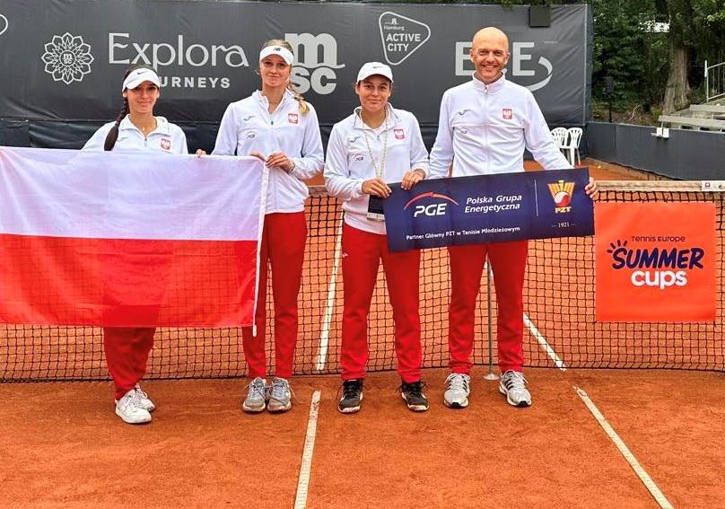 Polski Związek Tenisowy (@pzt_tenis) on Twitter photo Barbara Kostecka, Oliwia Sybicka i Alaksandra Zapława wygrały awansowały do finałów Drużynowych Mistrzostw Europy – <a href="/TennisEurope/">Tennis Europe</a> Summer Cups, które w dniach 4-6 sierpnia odbędą się w czeskiej miejscowości Marianske Lazne.
Więcej:
pzt.pl/3_154_17094/dr…
<a href="/SPORT_GOV_PL/">Ministerstwo Sportu i Turystyki</a> <a href="/PGE/">PGE</a> Barbara Kostecka, Oliwia Sybicka i Alaksandra Zapława wygrały awansowały do finałów Drużynowych Mistrzostw Europy – <a href="/TennisEurope/">Tennis Europe</a> Summer Cups, które w dniach 4-6 sierpnia odbędą się w czeskiej miejscowości Marianske Lazne.
Więcej:
pzt.pl/3_154_17094/dr…
<a href="/SPORT_GOV_PL/">Ministerstwo Sportu i Turystyki</a> <a href="/PGE/">PGE</a>