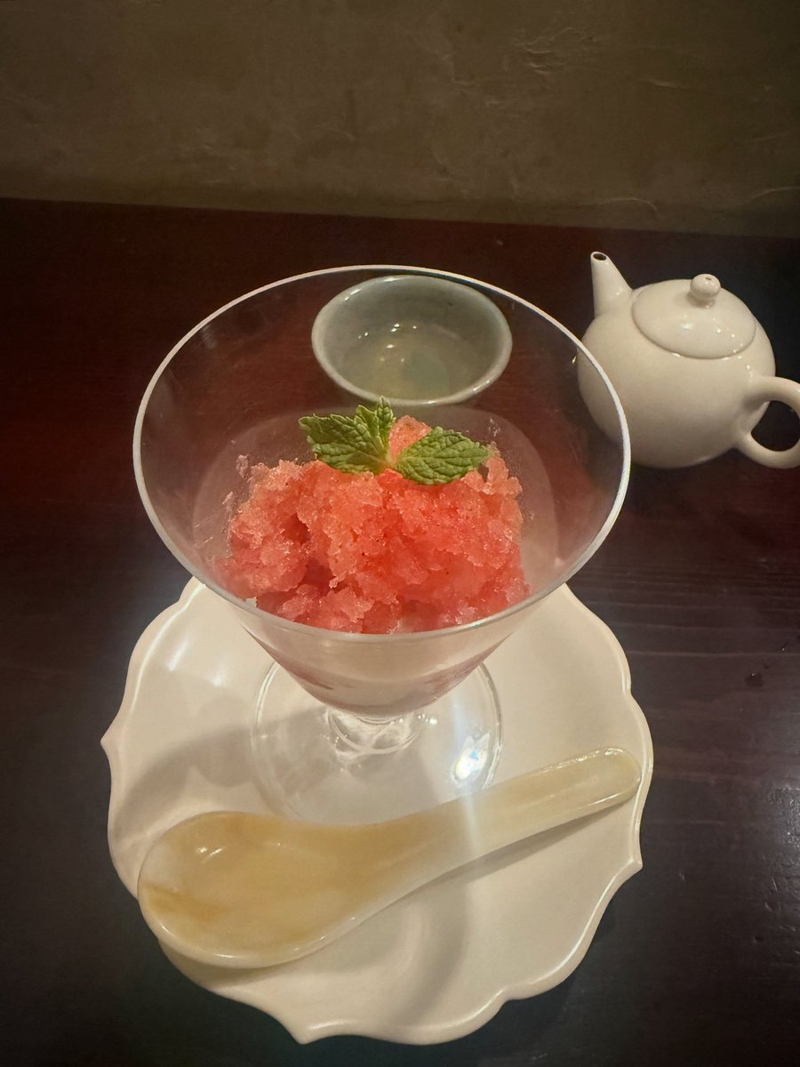 libra_edit's tweet image. ともだちの結婚のお祝いに素敵な中華。おいしく美しいコースの最後に出てきた、夢のような味のデザート。スイカとカルダモンのかき氷に、ココナッツ豆花。
