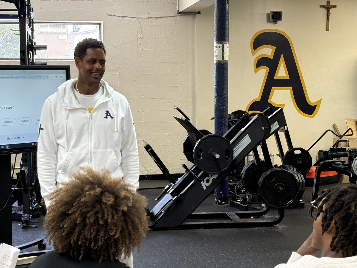Aquinas Football (@sta_football) on Twitter photo 🔹Senior Leadership Class🔹
<a href="/TwanRussell/">Twan Russell</a> sharing the story and lessons learned of his son <a href="/Tysonrussell_/">Tyson Russell</a> on his journey to the <a href="/NFL/">NFL</a>
#VictoryStory
#FFTE
#YouGoWeGo
<a href="/CoachHarriott/">Roger Harriott</a> 🔹Senior Leadership Class🔹
<a href="/TwanRussell/">Twan Russell</a> sharing the story and lessons learned of his son <a href="/Tysonrussell_/">Tyson Russell</a> on his journey to the <a href="/NFL/">NFL</a>
#VictoryStory
#FFTE
#YouGoWeGo
<a href="/CoachHarriott/">Roger Harriott</a>