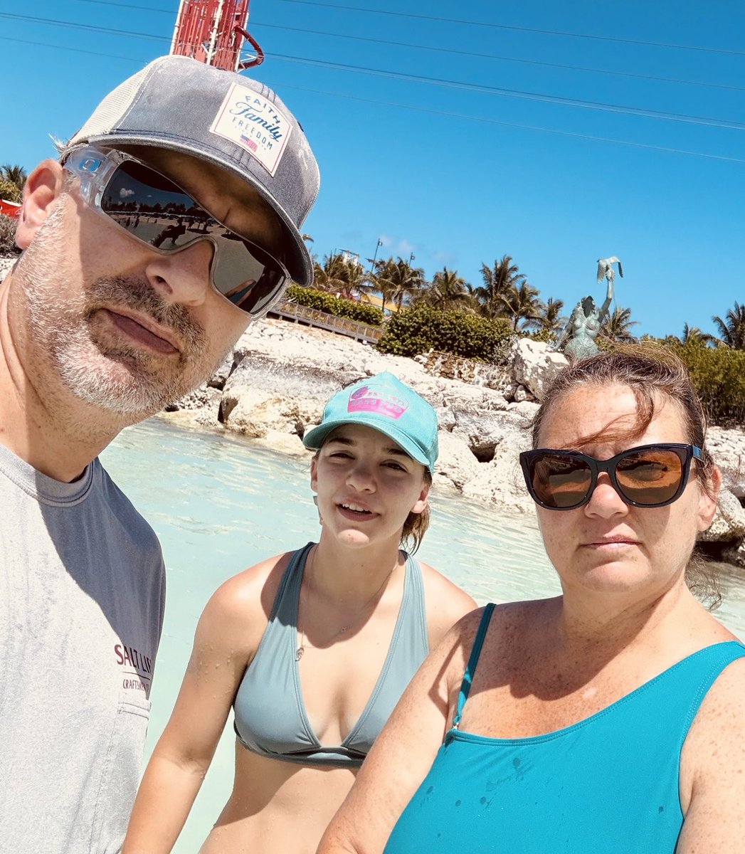 chillen with my girls on some crapass little beach on some crapass little island but it’s fun