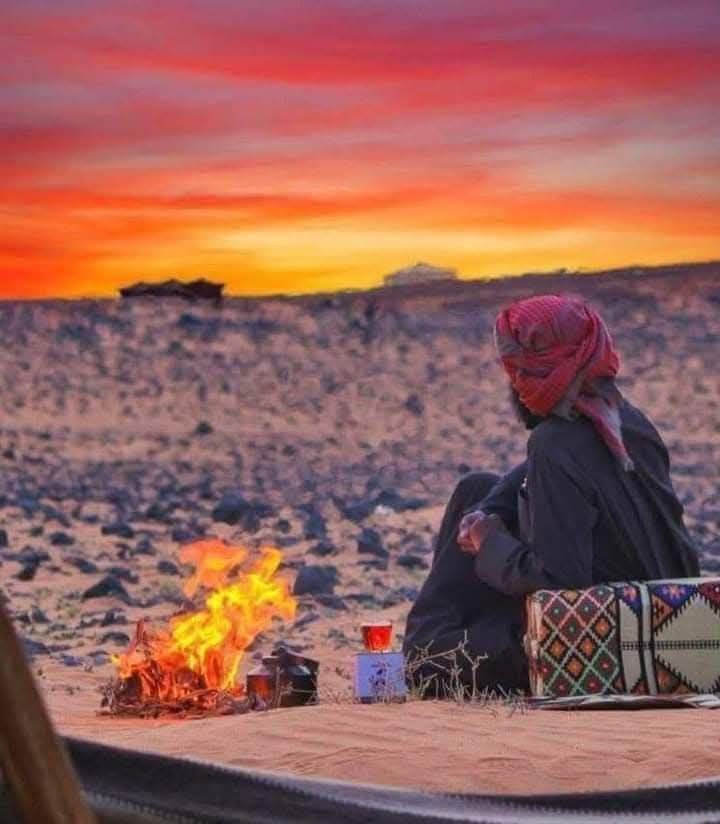 كل البشر بانواعها تملك احساس
لا يغرك اللي ما بعد جاك يشكي
ترى اللي يضحك دايم ويسعد الناس
لو سولف وقال الحقيقه بتبكي.