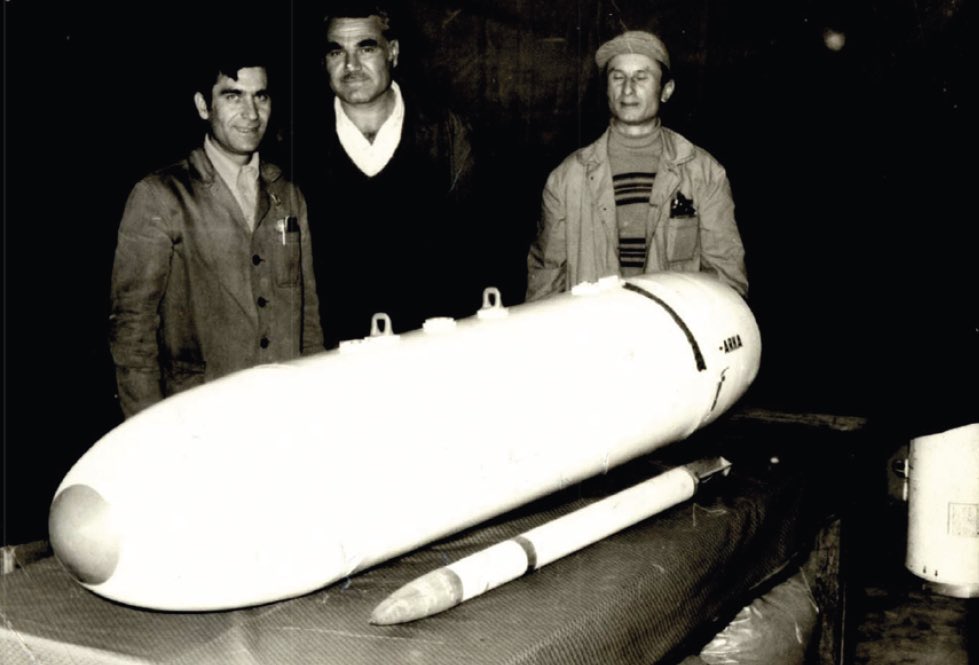 Sizi İsmet Çelik’le tanıştırayım. Kıbrıs Barış Harekâtının ikinci günü gündeme gelen yerli roketatar (TRA-100) projesinin baş mühendisi. Hv. Kuv. Komutanı Org. Emin Alpkaya’nın isteği üzerine tereddütsüz “Yaparız!” demişti. Allah uzun ve sağlıklı ömür versin.