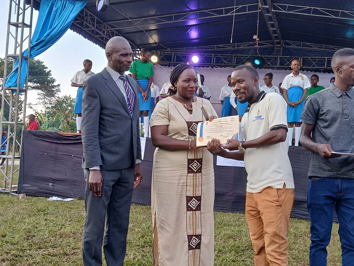 bbowasecondary's tweet photo. Awarding the house patrons https://t.co/dfIzffRTnu