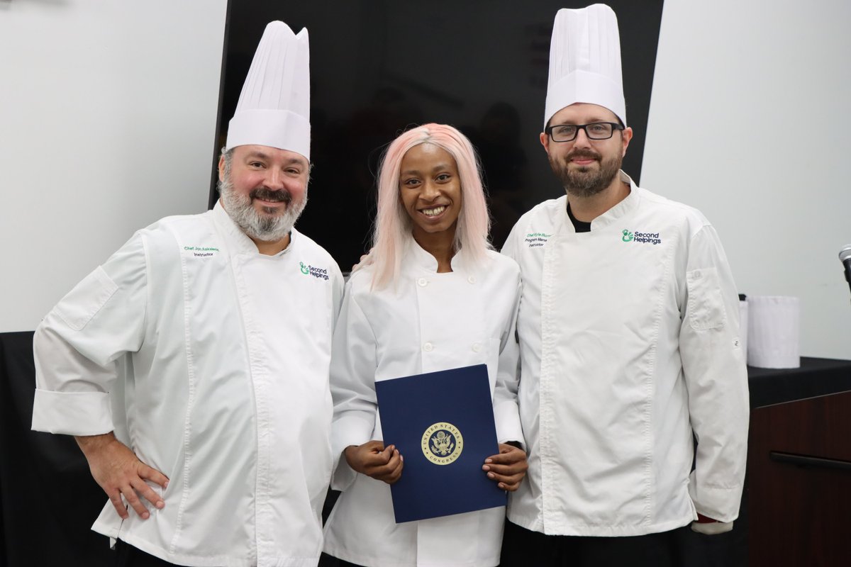 SecondHelpings's tweet image. 🎓 Big congrats to our Culinary Job Training Class 168 grads!
👏 Miles, Aheley, Ta ‘Treya, Britney, Eddie, Luqman, Shervanna &amp;amp; Anllexass!

You did it! 💛 Thanks to class sponsors Sukumar &amp;amp; Uma Kochibhotla + @RegionsBank for fueling these futures. #Class168 #CulinaryJobs