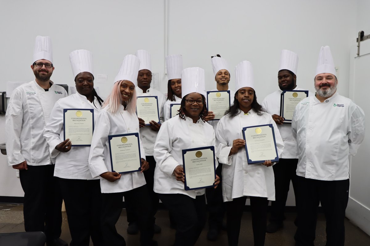SecondHelpings's tweet image. 🎓 Big congrats to our Culinary Job Training Class 168 grads!
👏 Miles, Aheley, Ta ‘Treya, Britney, Eddie, Luqman, Shervanna &amp;amp; Anllexass!

You did it! 💛 Thanks to class sponsors Sukumar &amp;amp; Uma Kochibhotla + @RegionsBank for fueling these futures. #Class168 #CulinaryJobs