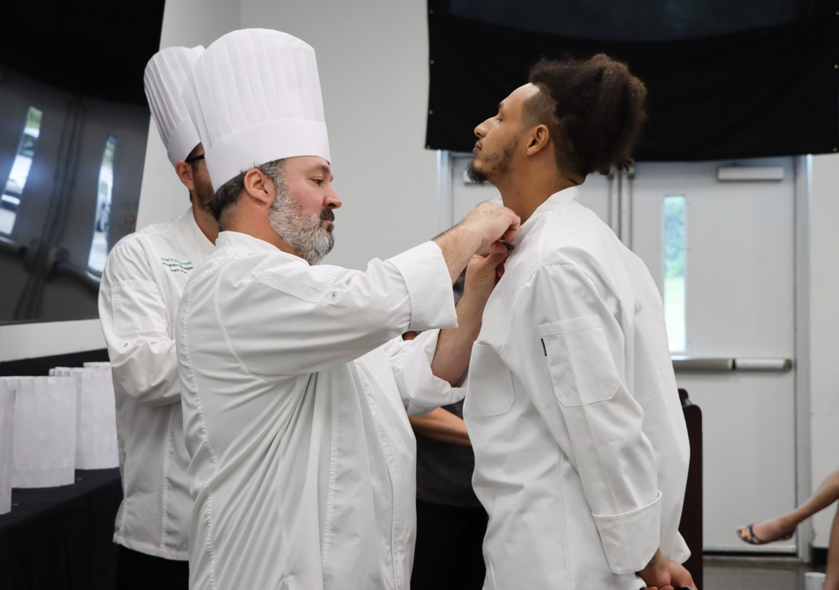 SecondHelpings's tweet image. 🎓 Big congrats to our Culinary Job Training Class 168 grads!
👏 Miles, Aheley, Ta ‘Treya, Britney, Eddie, Luqman, Shervanna &amp;amp; Anllexass!

You did it! 💛 Thanks to class sponsors Sukumar &amp;amp; Uma Kochibhotla + @RegionsBank for fueling these futures. #Class168 #CulinaryJobs