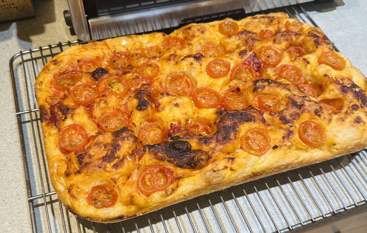miggalooch's tweet image. Made tomato focaccia today. #mangia #foccacia 🤌