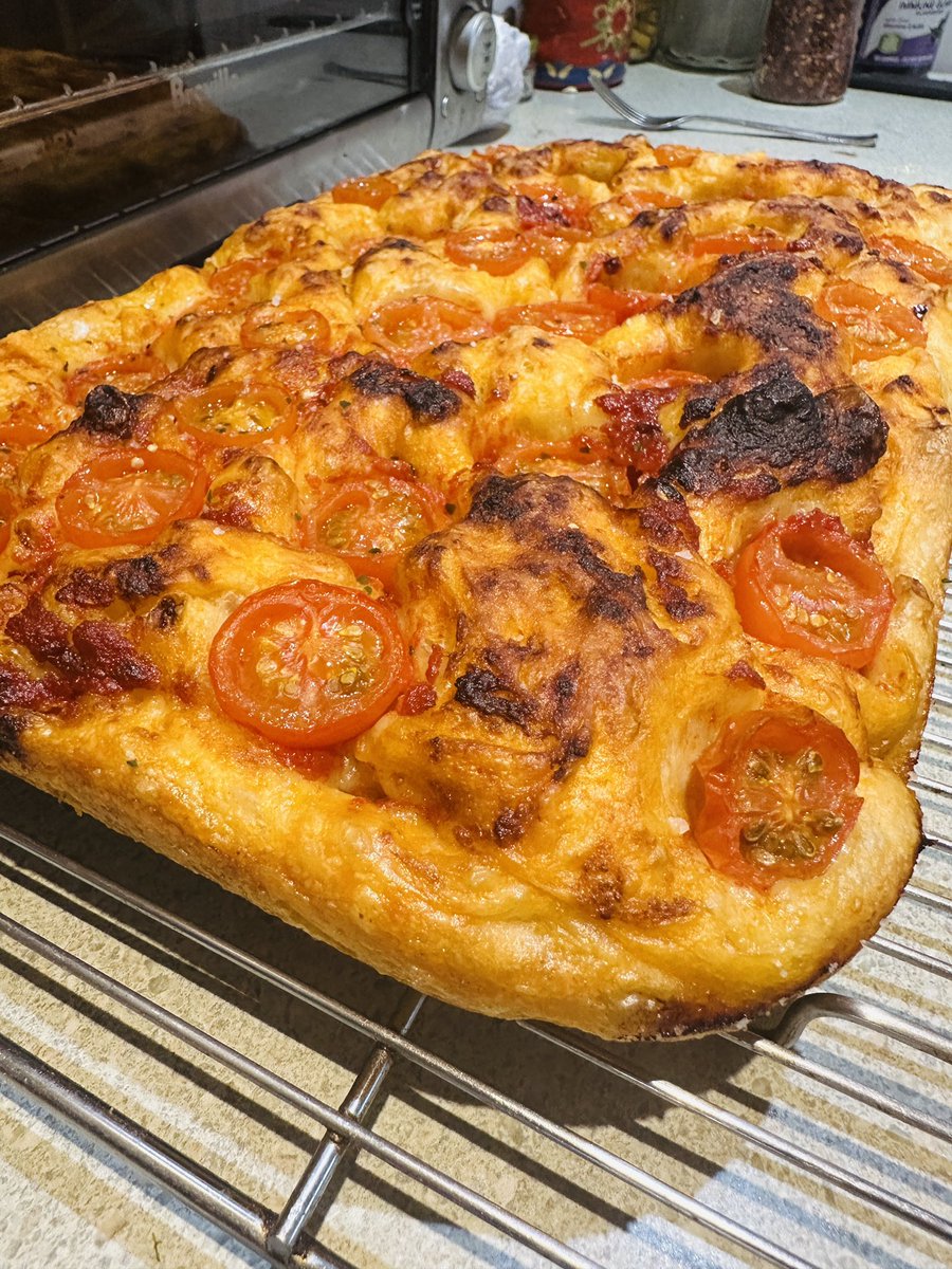 miggalooch's tweet image. Made tomato focaccia today. #mangia #foccacia 🤌