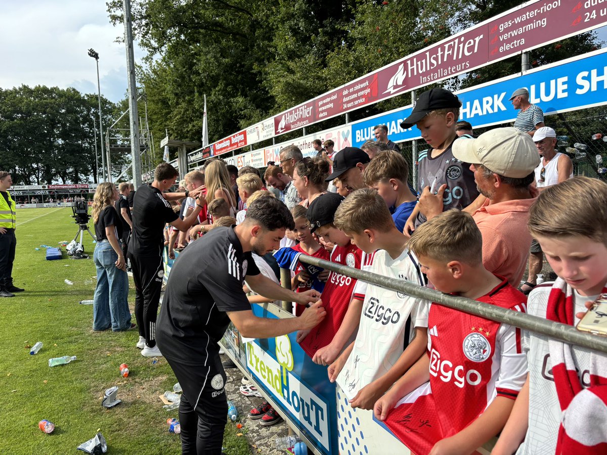 JesperLangbroek's tweet photo. Dringen geblazen voor een selfie met of een handtekening van Raúl Moro, Davy Klaassen, Wout Weghorst of Bertrand Traoré. #ajec #ajax https://t.co/RyUotdlKE5