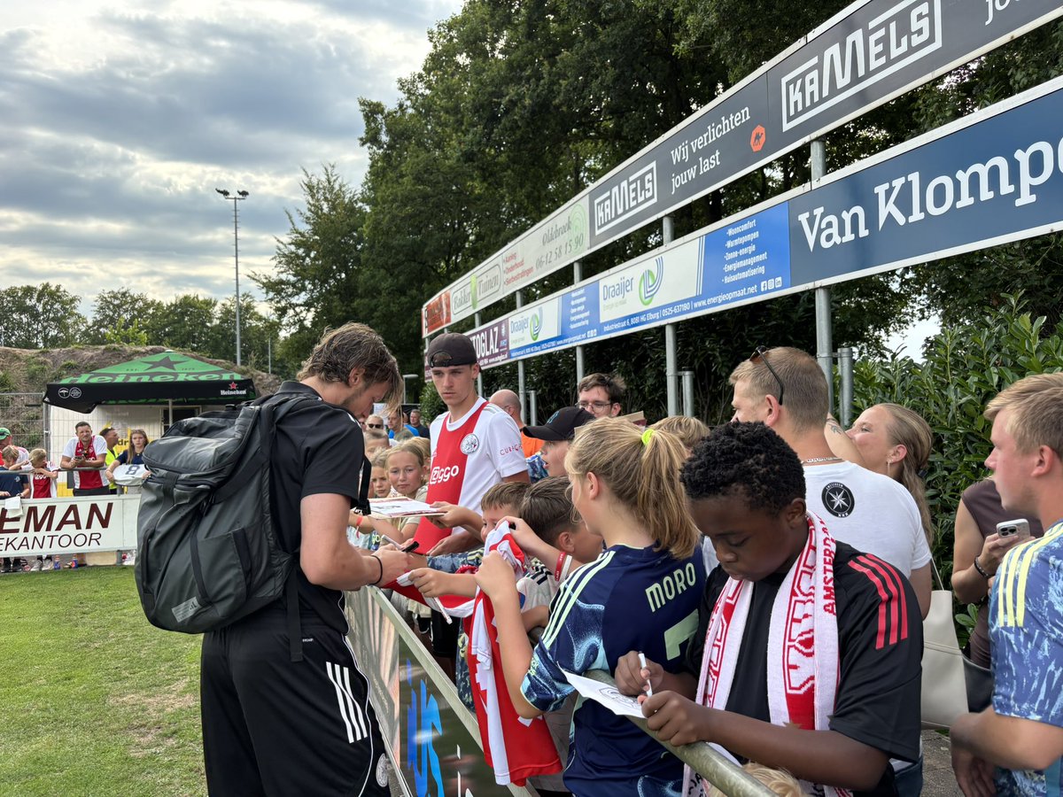 JesperLangbroek's tweet photo. Dringen geblazen voor een selfie met of een handtekening van Raúl Moro, Davy Klaassen, Wout Weghorst of Bertrand Traoré. #ajec #ajax https://t.co/RyUotdlKE5