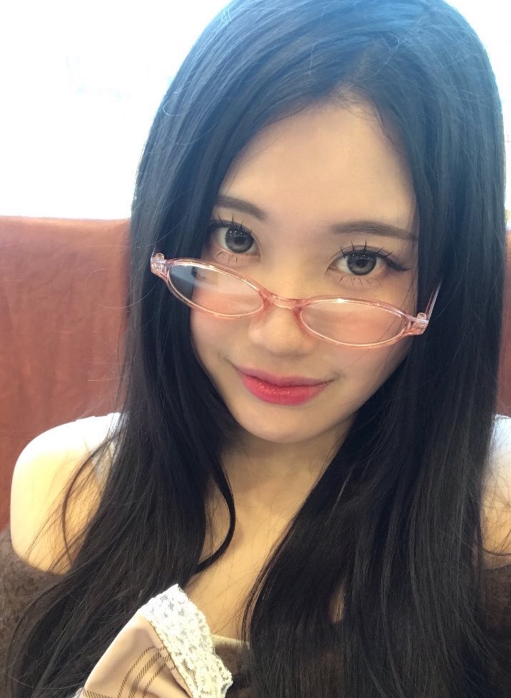 semian74's tweet photo. 돈까스를 먹은 여자의 웃음 :) https://t.co/YUGuONf5gJ