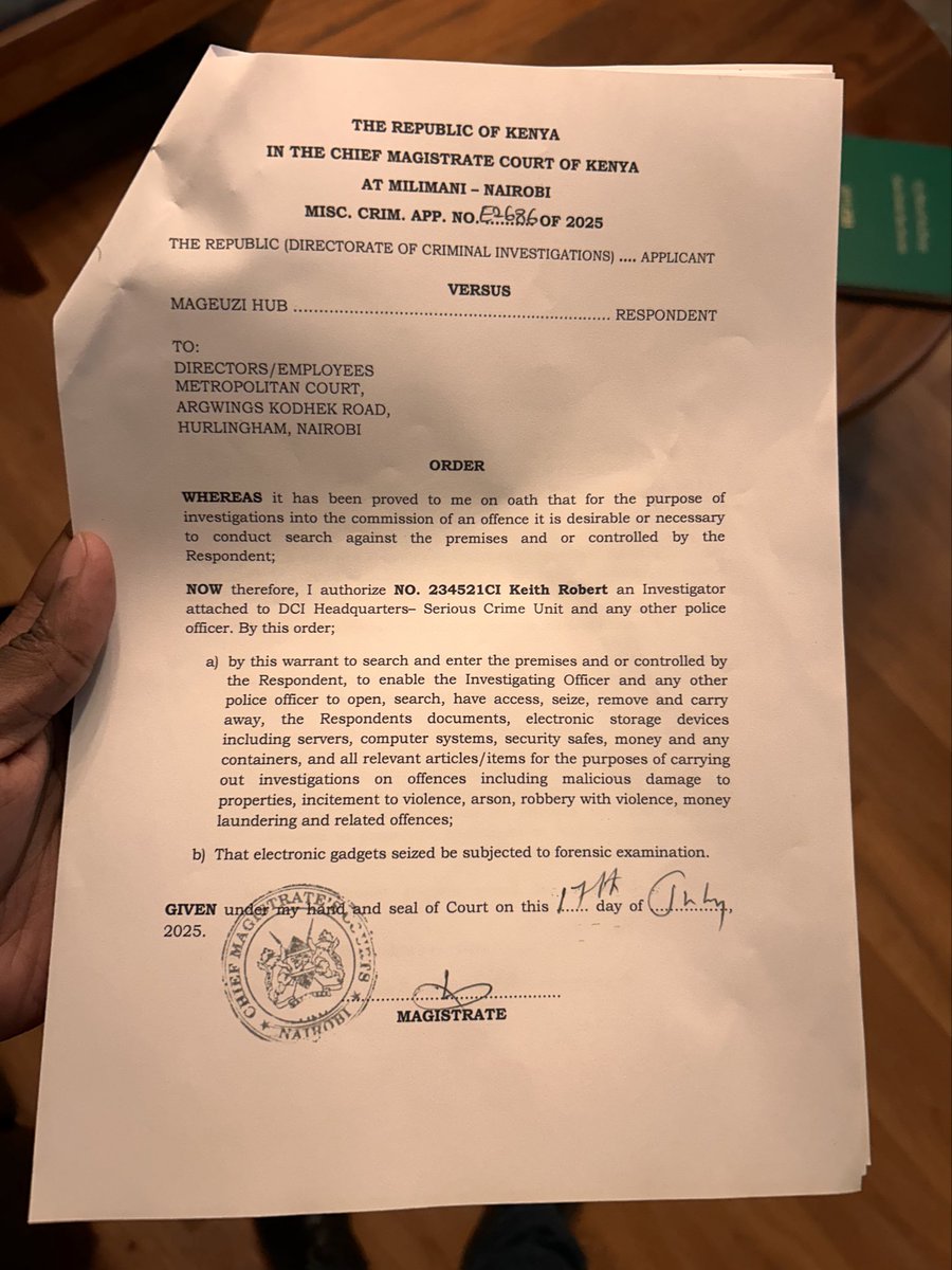 JamesKWaNjeri's tweet photo. Why did they conduct a search at @bonifacemwangi house and seize his gadgets yet the order was for Mageuzi Hub? Will the court also uphold this blatant abuse of a court order? https://t.co/GOcdyoBYBy