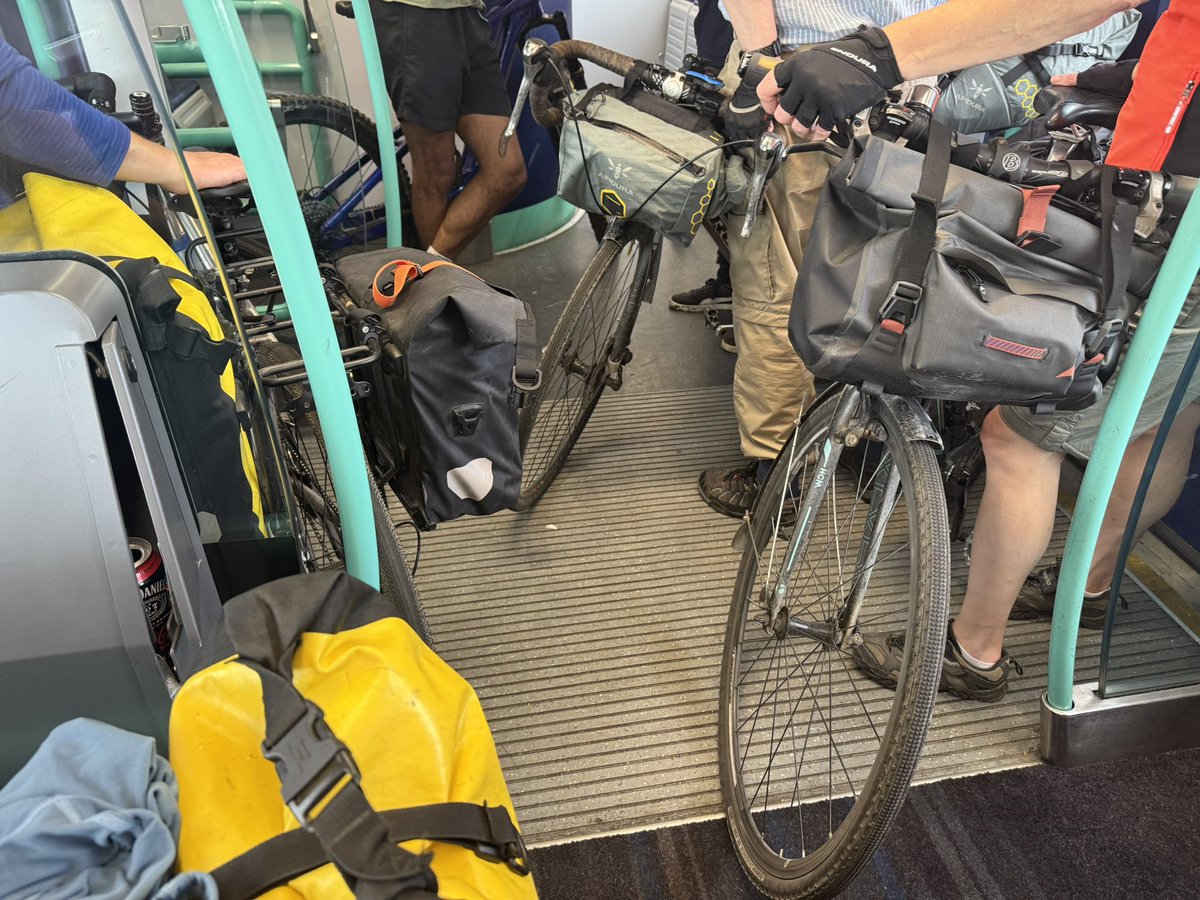 ella_umbrella tweet media