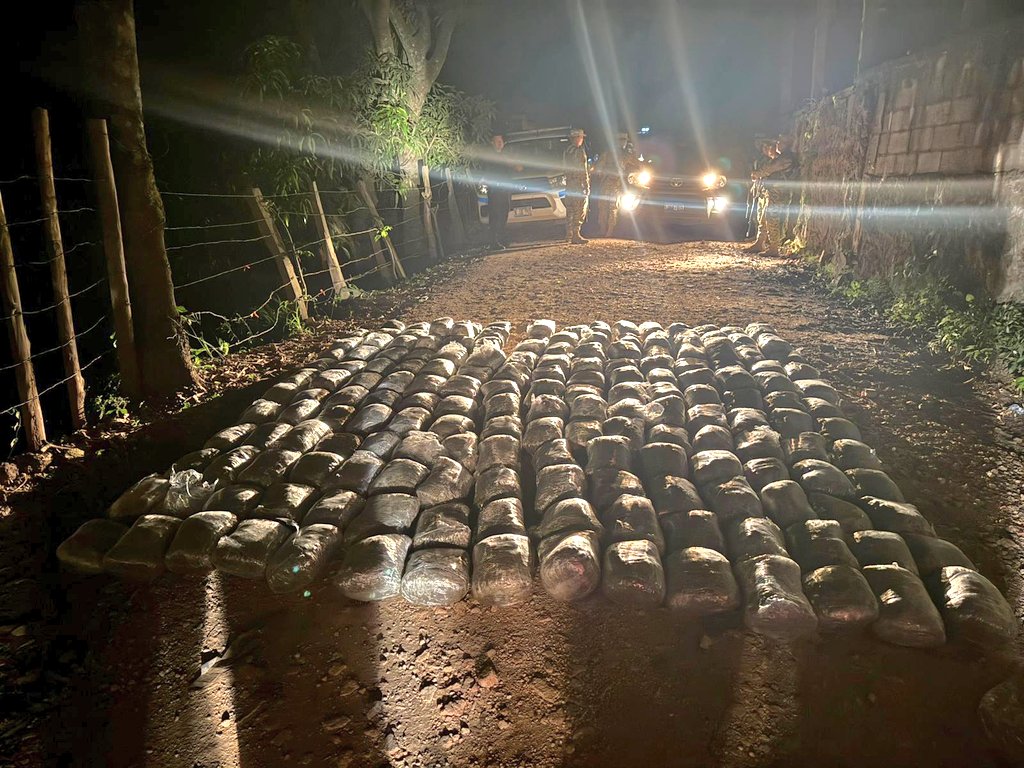 Durante patrullaje realizado en el paso fronterizo no habilitado El Brujo, en Metapán, Santa Ana Norte, nuestros soldados ubicaron, en calidad de abandono,  nueve bultos que contenían 179 libras de marihuana, valoradas aproximadamente en $89,500 dólares.

La droga incautada fue