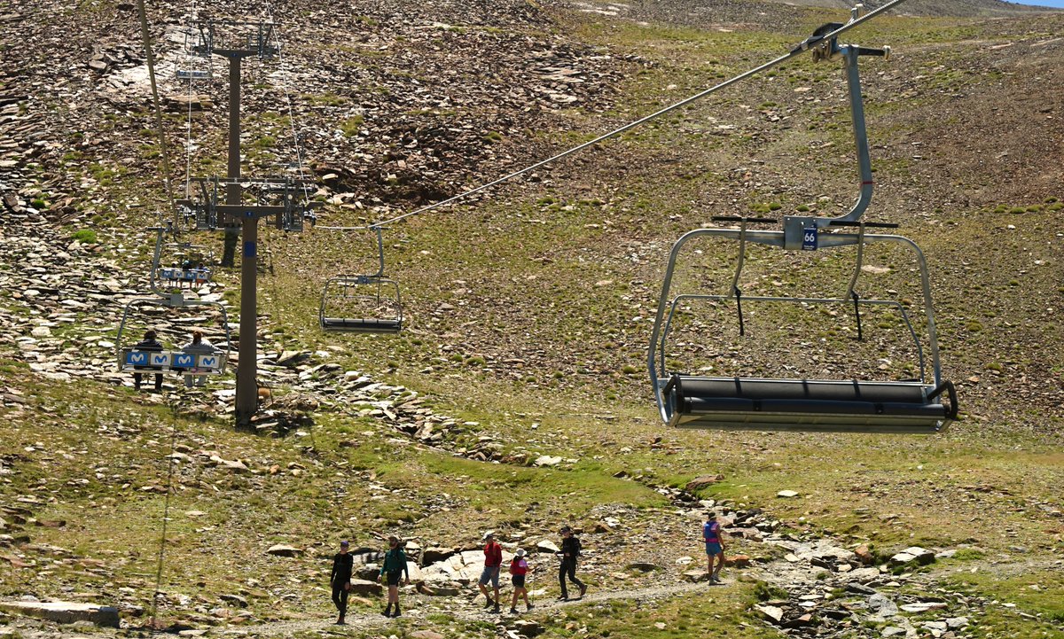 Día de sol, montaña, agua, diversión y buena temperatura... para abrir el verano en #SierraNevada 🌄
.
.
#summervibes #openingday #montaña #verano2025 #relax #vacacionesenfamilia #piscina #MirloBlanco