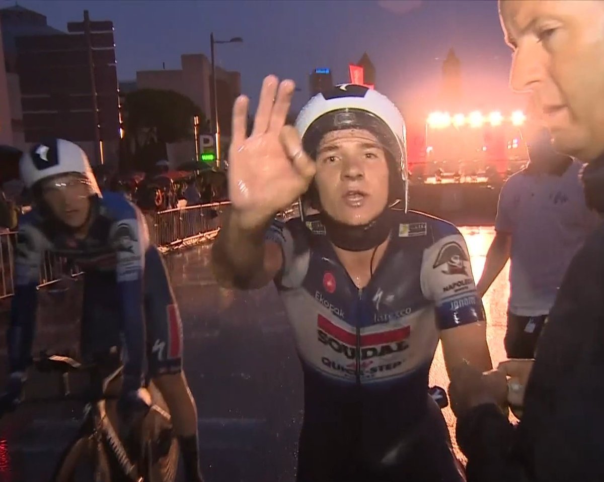 Wat hebben we geleerd vandaag ? Slechte dag, slechte prestatie-geen uitleg. Remco wordt verbrand door de Tour de France. Neem vlug u valiezen naar een trapje lager."Hoogmoed komt voor de val", dat is u neergang in de tour. #sporza #vrtnws #vivelevélo #deavondetappe
#TDF2025