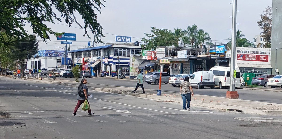 mudeition's tweet photo. @MovilidadZap  @policiavial @JaliscoVial @Trafico_ZMG @lider919 

Al dia de hoy continúan estacionados vehículos en batería y doble fila, reduciendo avenida a un solo carril en av. Ladrón de Guevara y volcán paricutin en el colli @ZapopanGob https://t.co/KttfKpQwtm