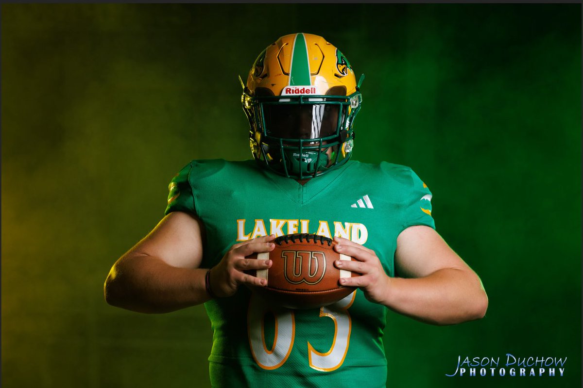 ern_bern_44's tweet photo. #SeniorYear #footballLife https://t.co/LNIUEeReSt