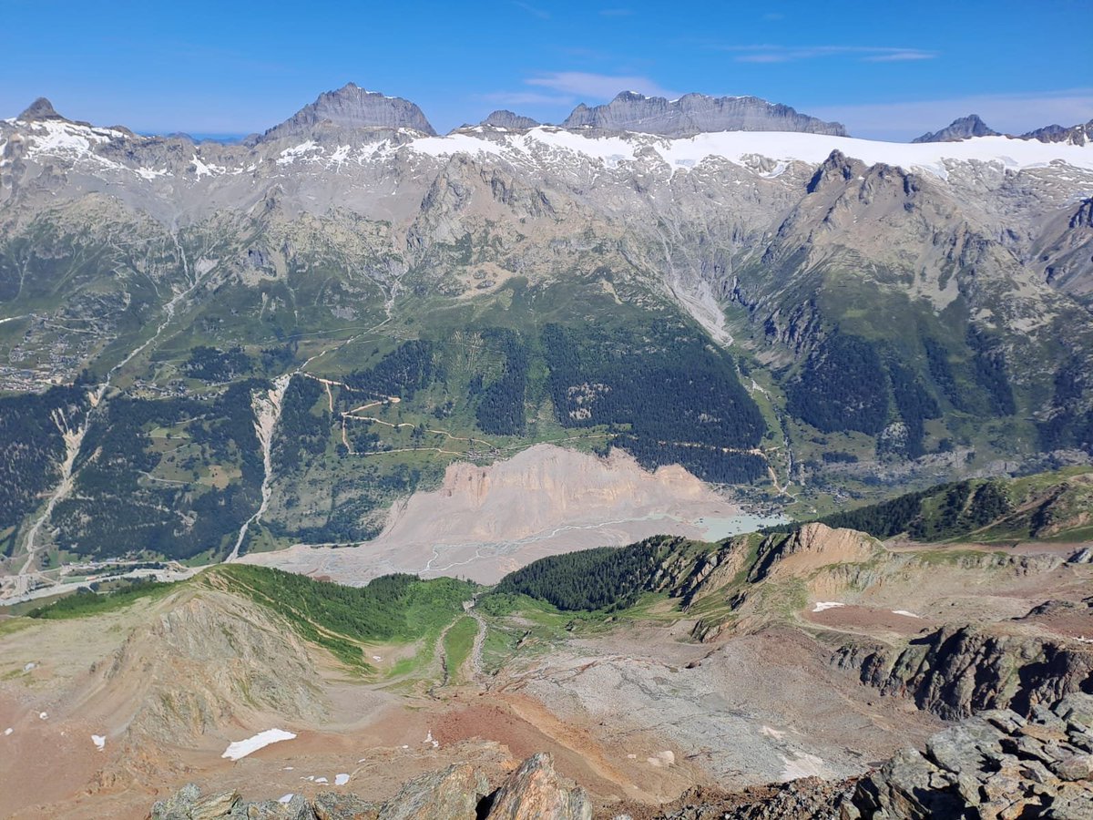 subfossilguy's tweet image. Blatten, yesterday! 😱
2 months after the disaster, this is what the valley looks like from slightly west of the former Birch Glacier that collapsed... 😭
📷 Florence Magnin