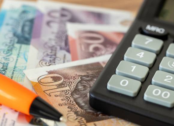 SupportSurrey's tweet image. 💷 Worried about money or benefits in later life?
@AgeUKSurrey offers free advice for people over state pension age:
•help with benefit forms
•income checks and grants
•support with bills and letters
orlo.uk/fGQ4m
#Surrey #AgeUK #MoneyHelp #BenefitsAdvice