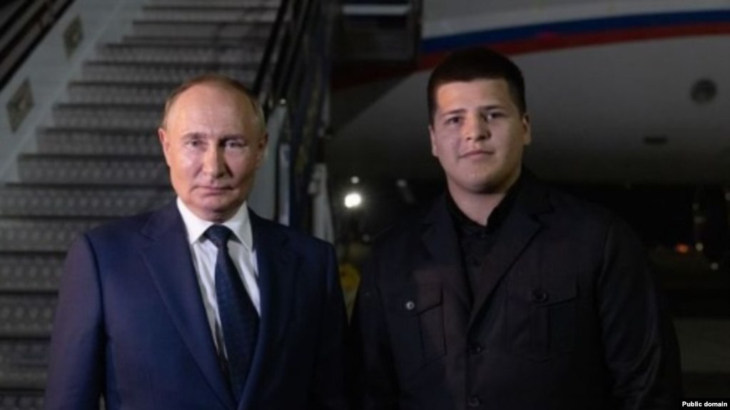 Kadirov’un Halefi Kim Olacak?

Çeçenistan lideri Ramzan Kadırov’un sağlığı ciddi şekilde kötüleşiyor. Yaz başından beri kamuya neredeyse hiç çıkmayan Kadırov’un yerini kimin alacağı tartışmaları hız kazandı. Oğullarının yanı sıra, çevresindeki bazı güçlü isimler potansiyel halef