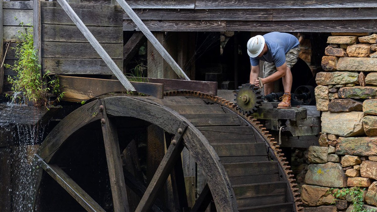 NCStateAlumni's tweet image. Big changes are gearing up at Yates Mill. ⚙️🌾 The historic waterwheel was removed last week as NC State’s oldest building begins a long-overdue restoration.
Read more about the mill’s next chapter: ncst.at/tpE350WrlWr