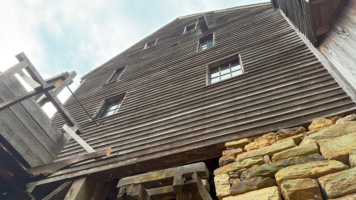 NCStateAlumni's tweet image. Big changes are gearing up at Yates Mill. ⚙️🌾 The historic waterwheel was removed last week as NC State’s oldest building begins a long-overdue restoration.
Read more about the mill’s next chapter: ncst.at/tpE350WrlWr