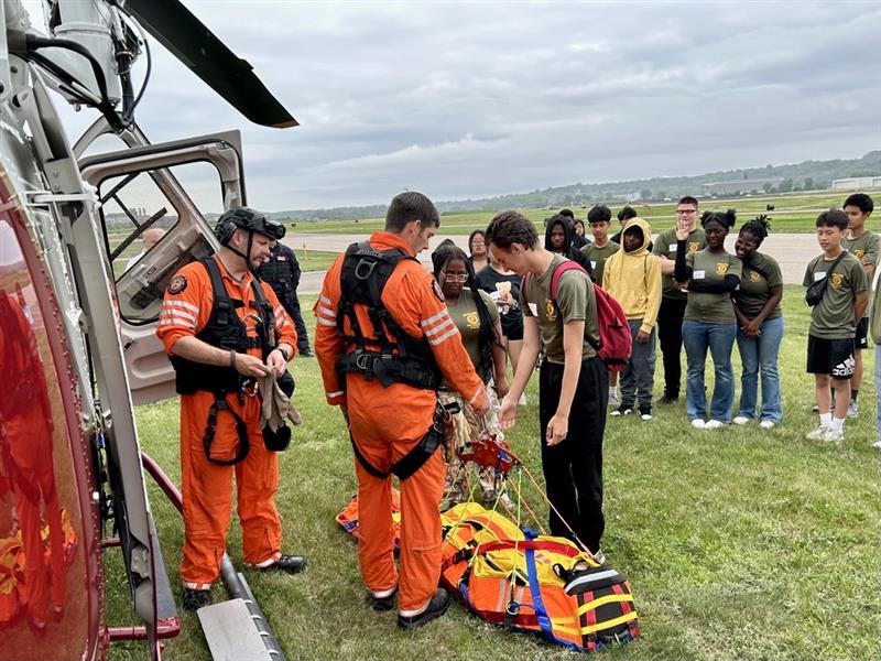 MnDPS_DPS's tweet image. The @MnAirRescueTeam showed off our new helicopter at The Learning Jet First Responders Camp, giving future first responders a hands-on look at lifesaving tools and teamwork in action.
