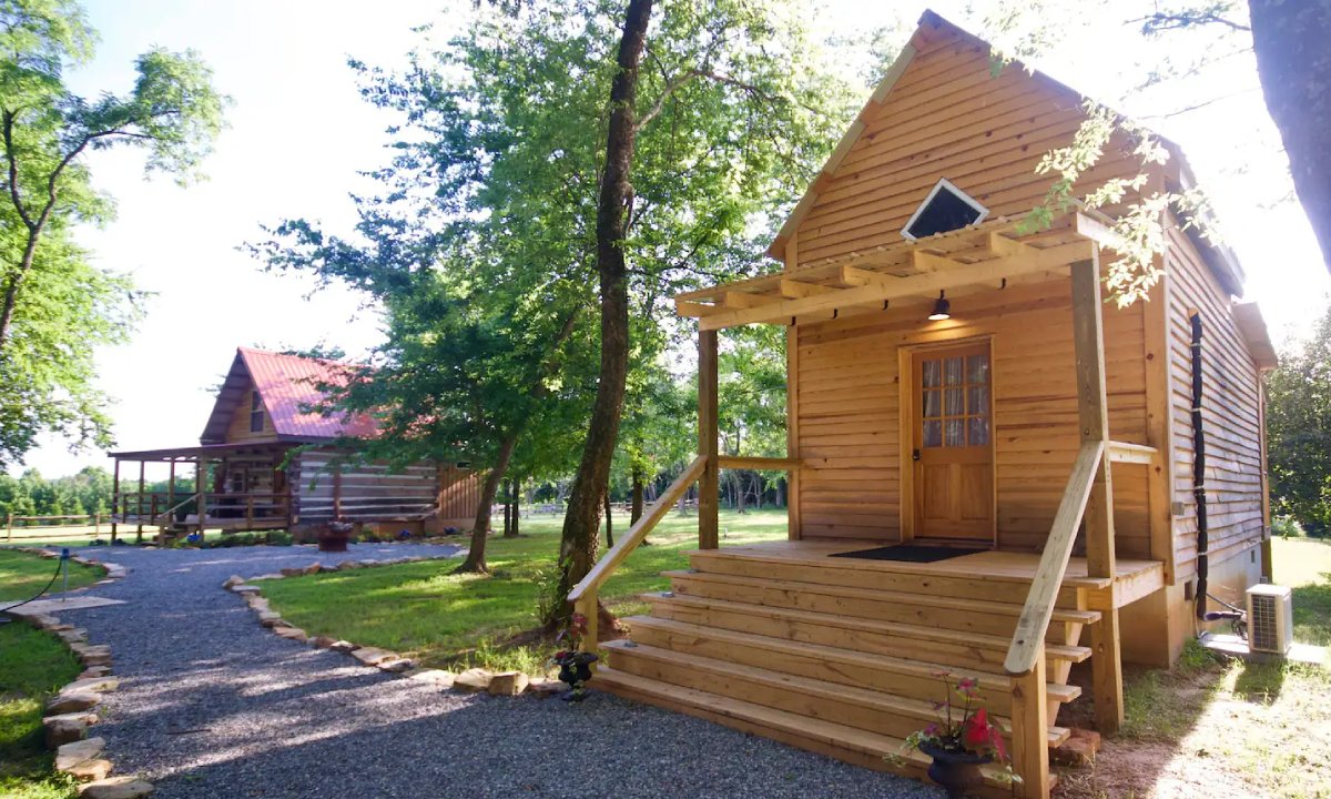 Follow the #VaSpirits trail and check out these distilleries with lodging for your summer getaway.

🛌Tarnished Truth Distillery | Virginia Beach, VA
🛌Ironclad Inn | Fredericksburg, VA
⛺Sandy River Distillery Glamping | Rice, VA
⛺Springfield Distillery Cabins | Halifax, VA