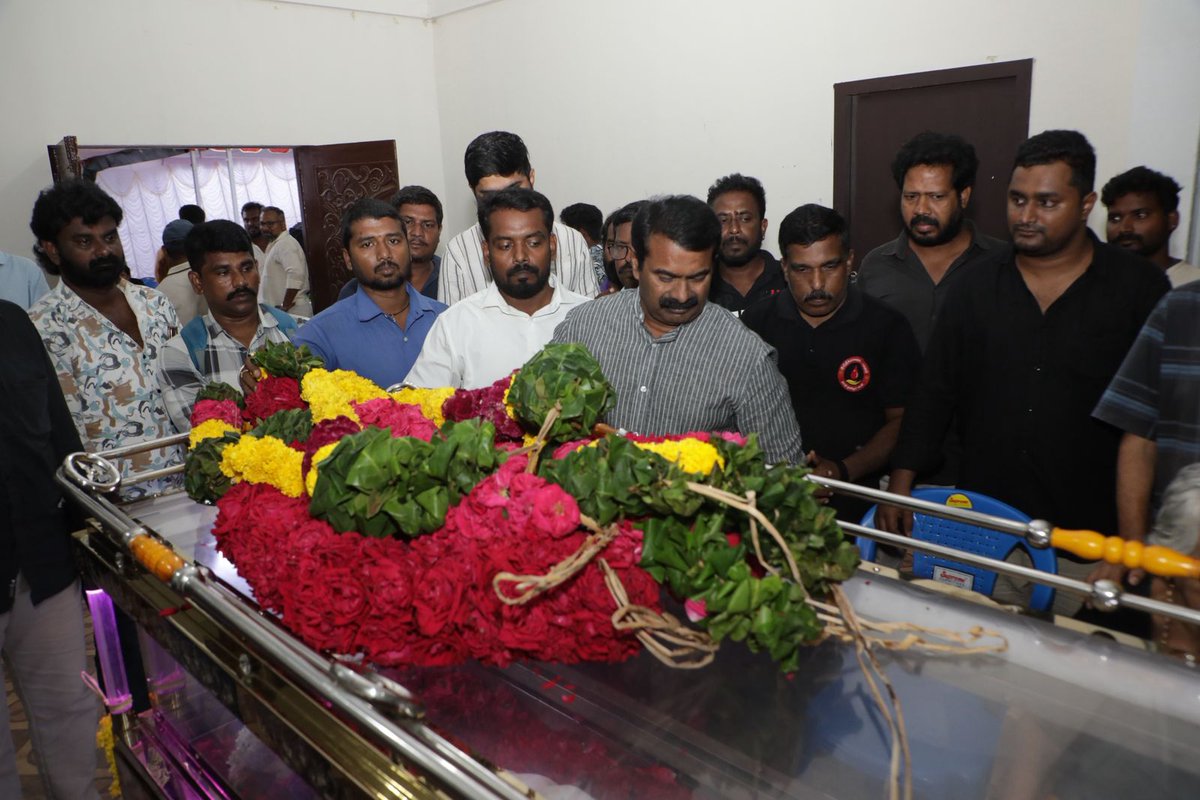 Seeman4TN's tweet image. திரைப்பட இயக்குநர், ஒளிப்பதிவாளர், நடிகர் என்று பன்முகத்திறன் கொண்ட திரைக்கலைஞர் அன்பிற்கினிய அண்ணன் வேலு பிரபாகரன் அவர்கள் மறைவெய்திய துயரச் செய்தியறிந்து இன்று 19-07-2025 சென்னையில் உள்ள அவரது இல்லத்திற்கு நேரில் சென்று, அவரது திருவுடலுக்கு இறுதி வணக்கம் செலுத்தி, அண்ணனின்…