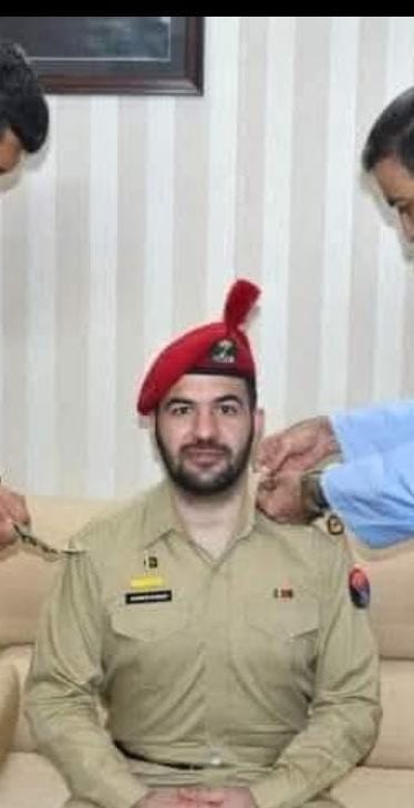 sumrkhan1's tweet image. میجر انور کاکڑ شہید نے PC ہوٹل گوادر پر حملے کے دوران قیادت کی، دہشتگردوں کا مقابلہ کیا اور چینی و دیگر غیر ملکی مہمانوں کو محفوظ نکالا۔ اس آپریشن میں میجر کاکڑ زخمی ہوئے۔
آج کوئٹہ میں شہید ہوگئے۔