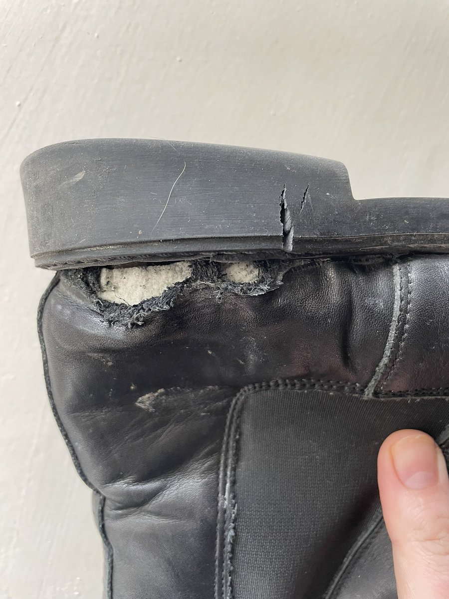 Achetées le 29/04/25 chez <a href="/andrechaussures/">André</a> et déjà foutues. N’achetez pas leurs merdes. #andre #chaussures #arnaque #scam 
<a href="/dgccrf/">DGCCRF</a>