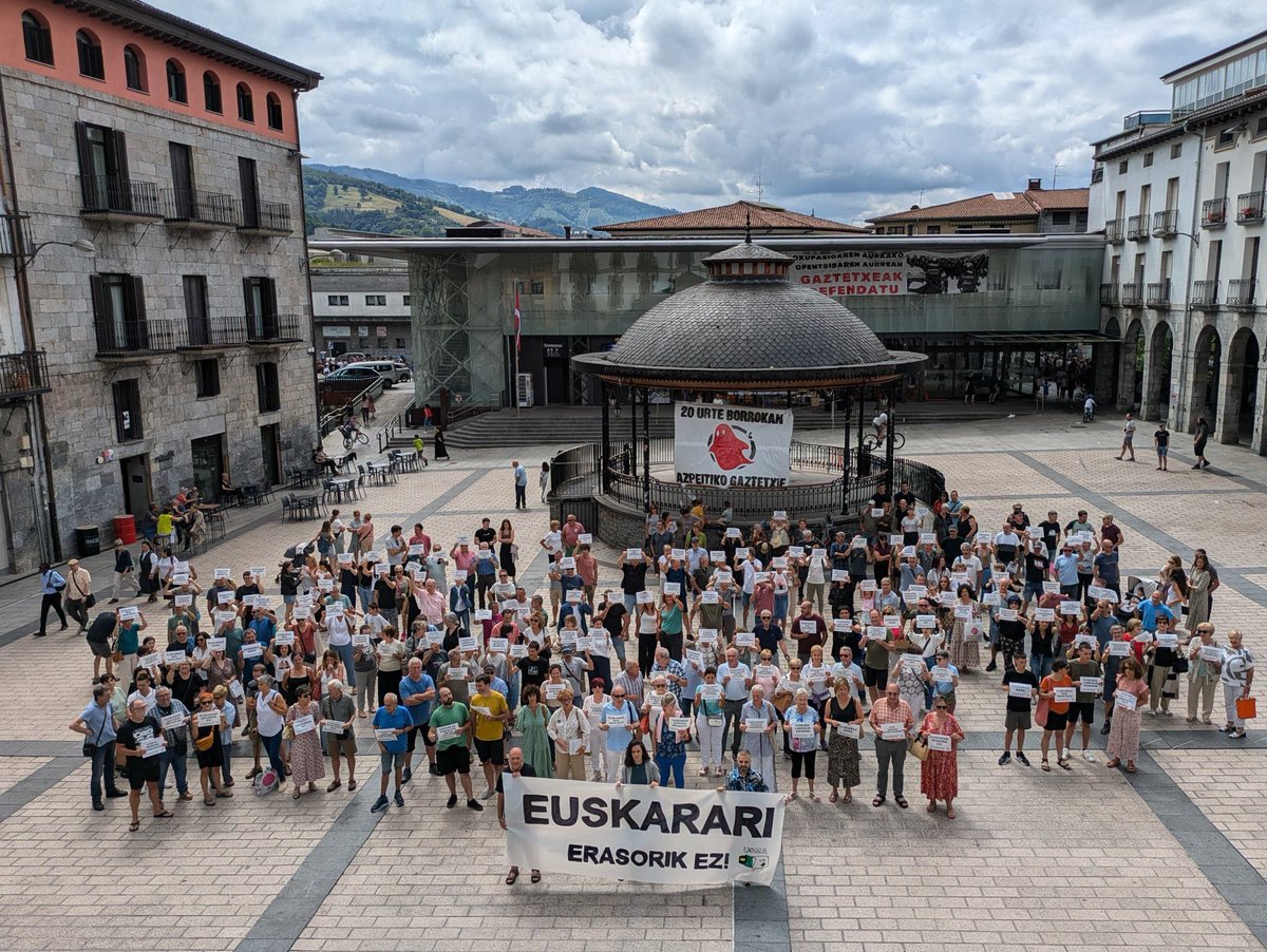NacionsSEstat's tweet image. Euskararekin bat: Mobilitzacions a un centenar de viles contra el Tribunal Suprem espanyol que anul·la diversos articles del Decret 179/2019 que promovien la normalització del basc als ajuntaments després d&apos;un recurs del partit imperialista castellà Vox
orain.eus/eu/aktualitate…