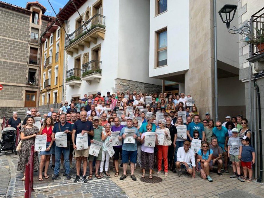 NacionsSEstat's tweet image. Euskararekin bat: Mobilitzacions a un centenar de viles contra el Tribunal Suprem espanyol que anul·la diversos articles del Decret 179/2019 que promovien la normalització del basc als ajuntaments després d&apos;un recurs del partit imperialista castellà Vox
orain.eus/eu/aktualitate…