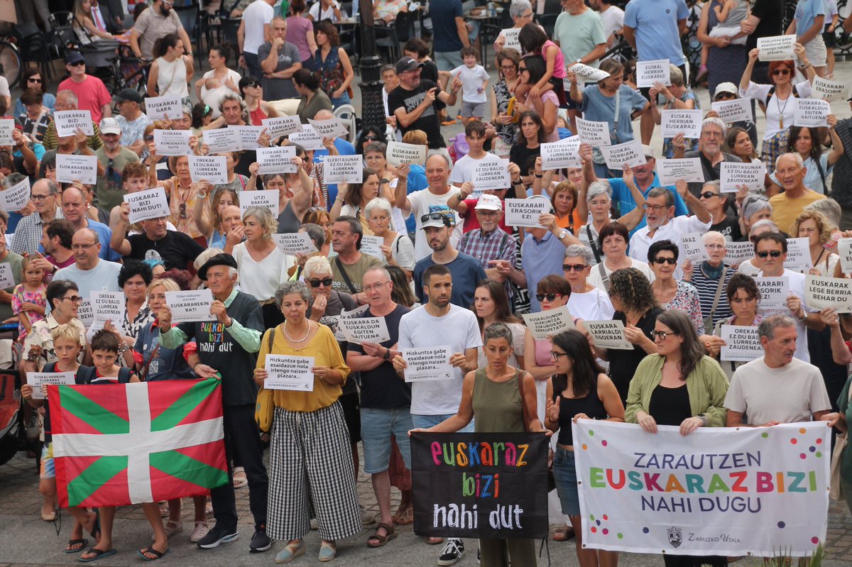 NacionsSEstat's tweet image. Euskararekin bat: Mobilitzacions a un centenar de viles contra el Tribunal Suprem espanyol que anul·la diversos articles del Decret 179/2019 que promovien la normalització del basc als ajuntaments després d&apos;un recurs del partit imperialista castellà Vox
orain.eus/eu/aktualitate…