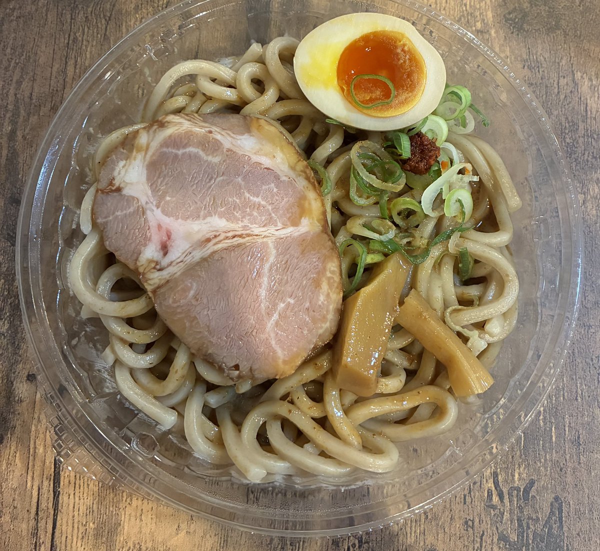 深夜帯は普段は炭水化物を食べへん生き物なワイなのですがどうしてもお腹が空いたんでさっき7に行って「とみ田」の冷やしつけ麺を買って食べました☺️
つけ麺やのに間違えてぶっかけにしてしまったけどこれが正解かも笑
味は煮干しが効いててめちゃ濃厚で美味しい🤤
満足度高めの一杯でした✨