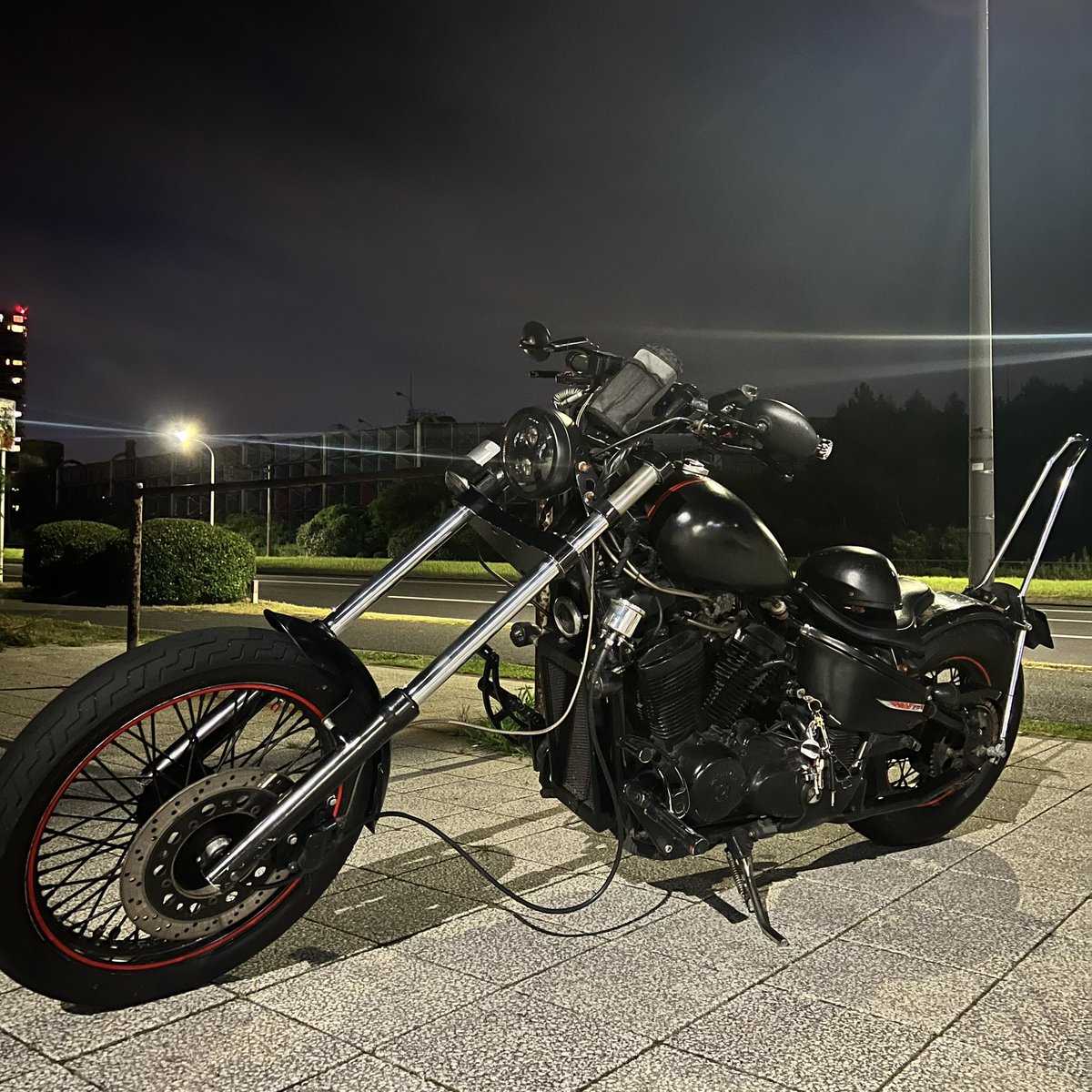 hajimecobain's tweet photo. 【今日のバイク道】
バイクの調子を確かめに久々の夜幕張Pドライブ。
んーやっぱ良くないかも。
だって何も手を入れてないもんな笑
ゆっくりバイクと向き合う時間が欲しい!
#バイク #motorcycle #steed400 #HONDA
#カフェレーサー #革ジャン #ビクスク #稲毛 #inage #千葉 #chiba #はじめこばいん https://t.co/sKYo3CAWO5