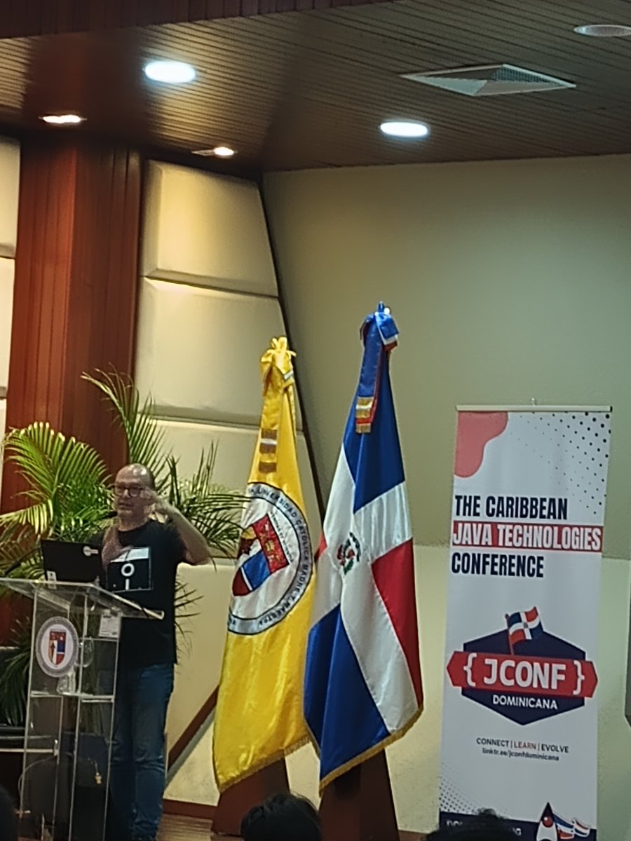 El gran Enrique Zamudio (chochox) de <a href="/javamexico/">javaMéxico</a> en el #JConfDominicana2025.