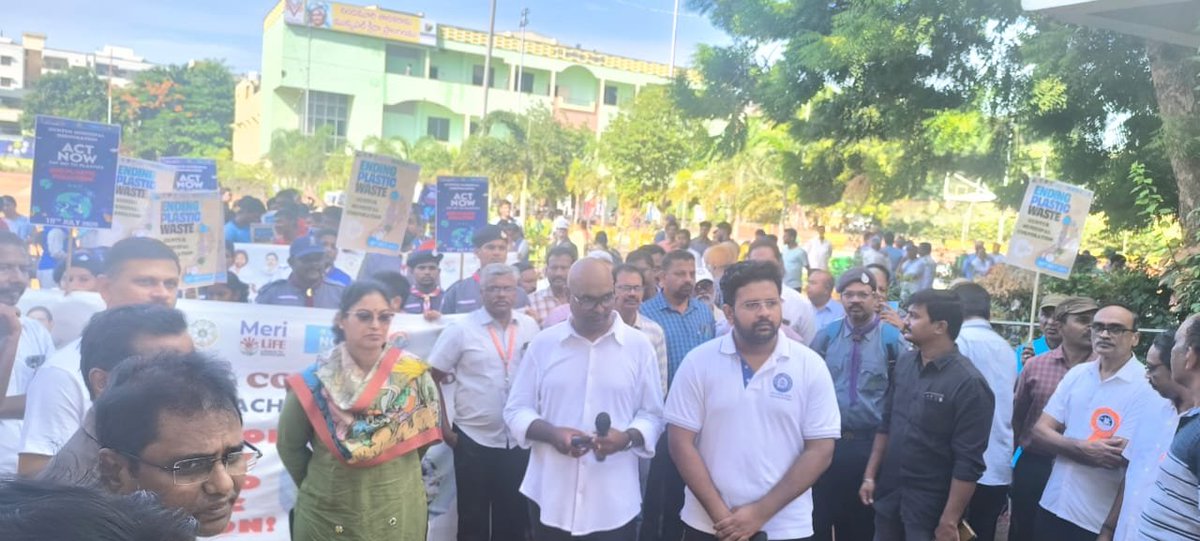 drmgnt's tweet image. A Combined rally campaigning on #swarnaandhra #swachhandhra by public representatives, officials of Municipal Government, Railways, Scouts and Guides and General Public #EndPlasticPollution  #BeatPlasticPollution